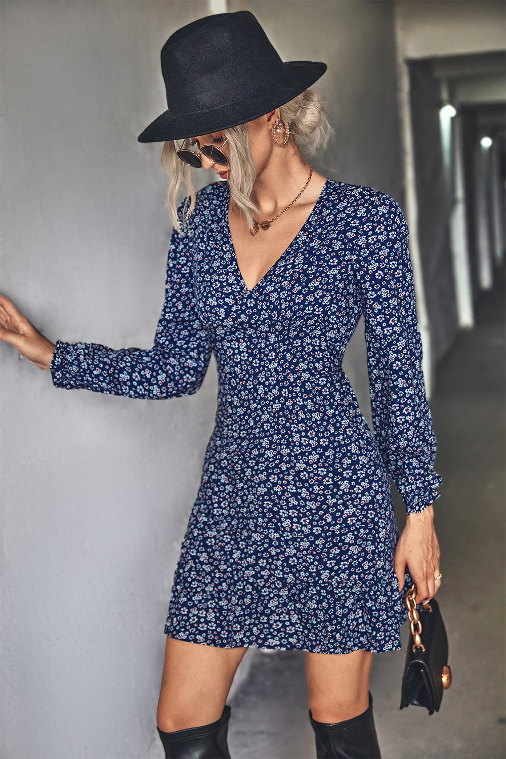 Damen Minikleid mit verspieltem floralem Muster und femininem V-Ausschnitt EB