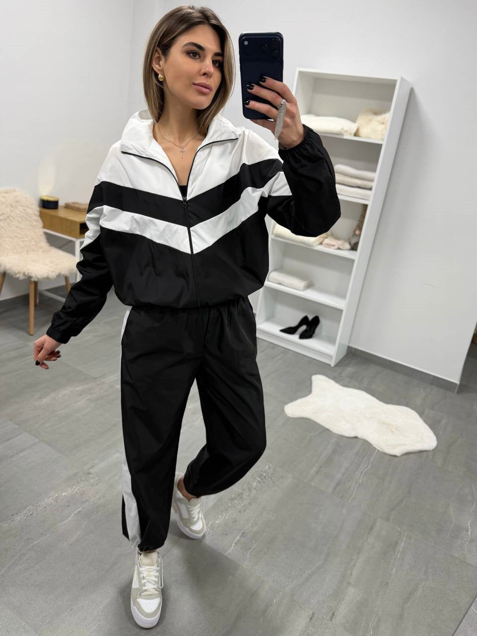 Damen retro Nylon-Trainingsanzug mit Kapuzen-Zipjacke und weiter hochgeschnittener Hose Eichborn Berlin