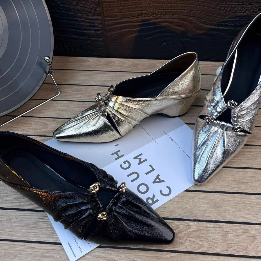 Damen elegante spitze Pumps mit glänzendem Obermaterial und dekorativem Detail EB
