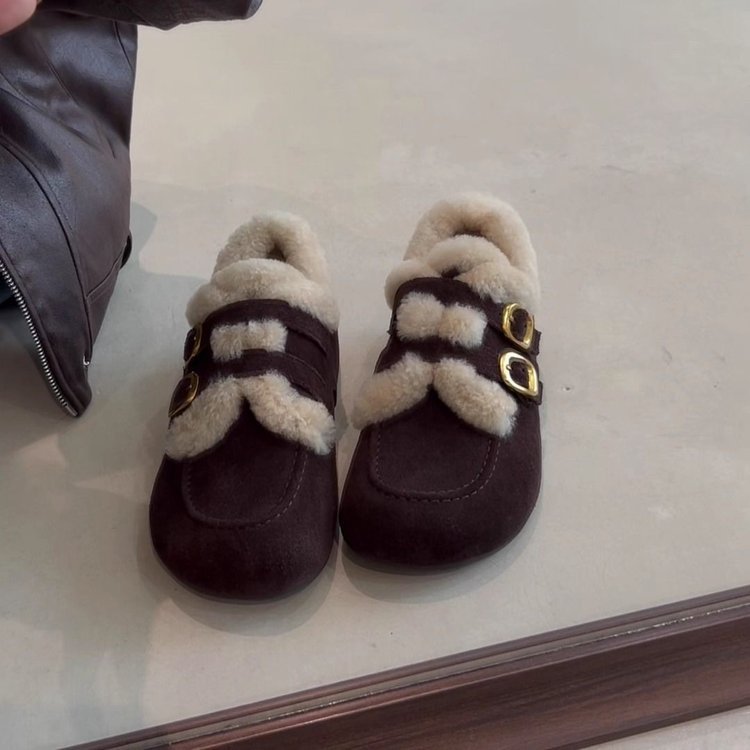 Damen Flauschige Filzpantoffeln mit dekorativem Riemendesign EB