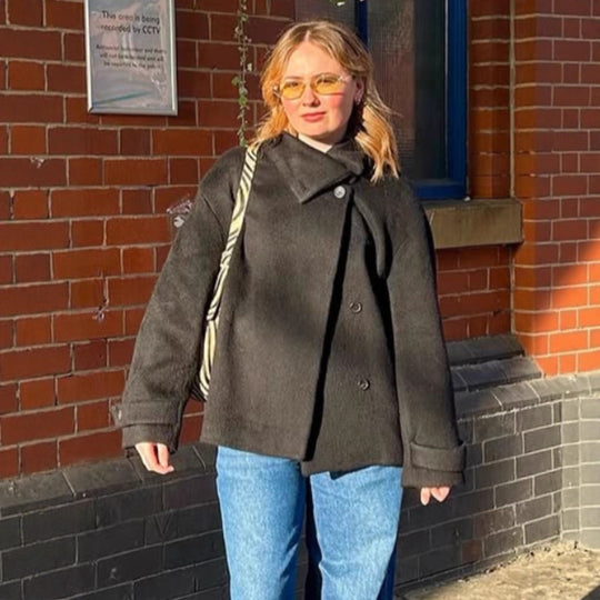 Damen cozy Wolljacke mit hohem Kragen und Knopfdetails EB