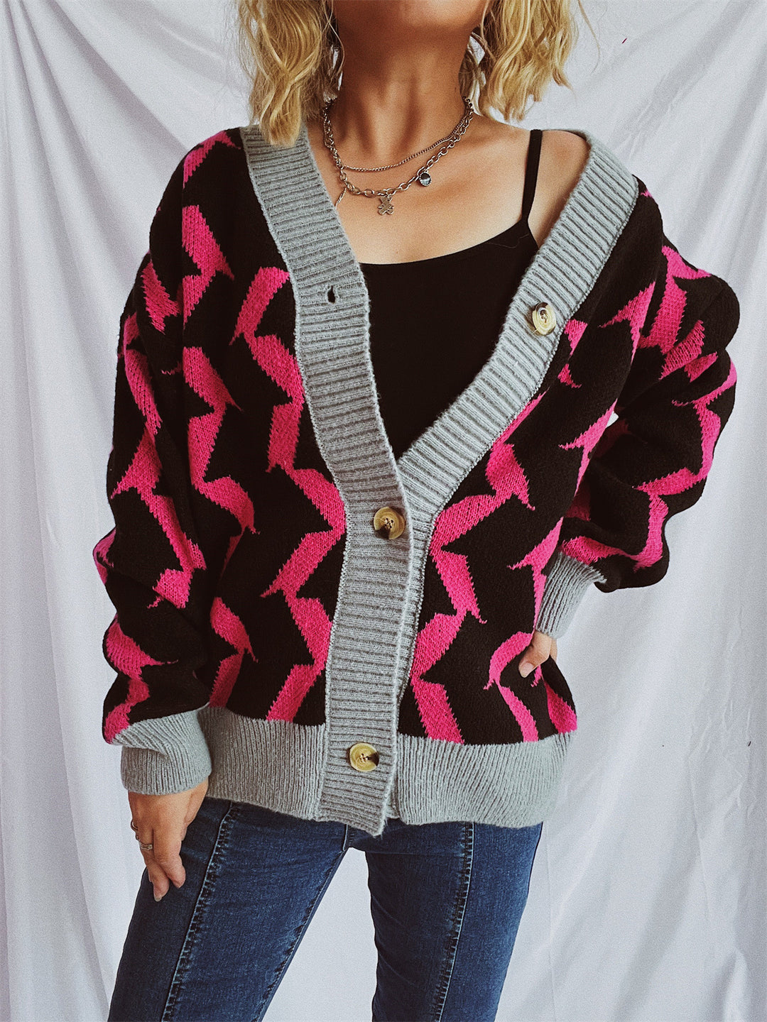 Damen Grobstrickjacke mit grafischem Muster und hochwertigen Knopfdetails EB
