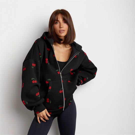 Damen verspielter Kapuzen-Zippullover mit Kirschenprint und oversized Passform Eichborn Berlin