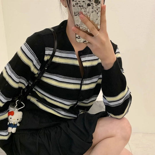 Damen sportliche Strickjacke mit modischem Streifenmuster und verspielten Knöpfen EB