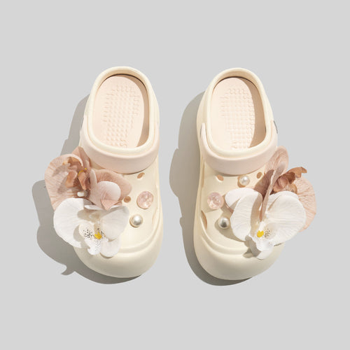 Damen Modische Clogs mit floralen Akzenten und eleganten Details EB