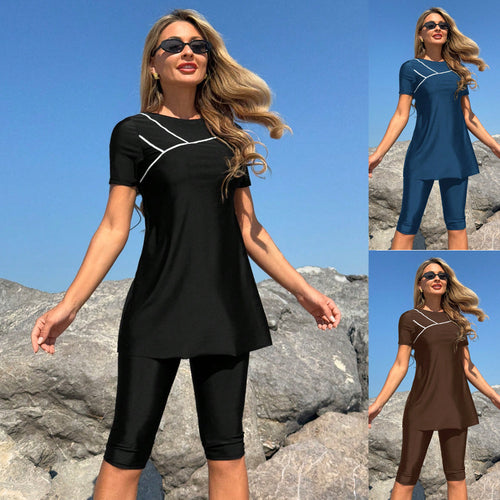 Damen Sportliches Strandoutfit mit kurzem Oberteil und Radlerhosen EB
