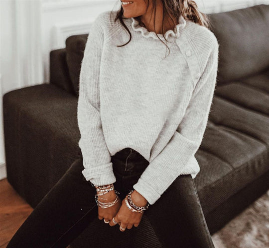 Damen Rippstrickpullover mit Rüschenkragen und seitlicher Knopfleiste EB
