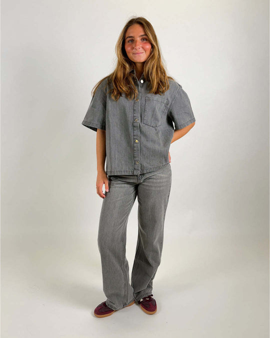 Damen Oversized Denim-Hemd mit kurzen Ärmeln und aufgesetzten Taschen EB