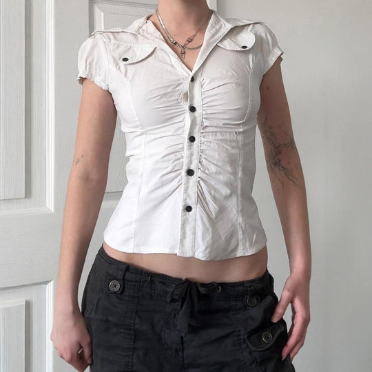 Damen figurbetontes Blusenshirt mit eleganten Rüschendetails und Knopfverschluss EB