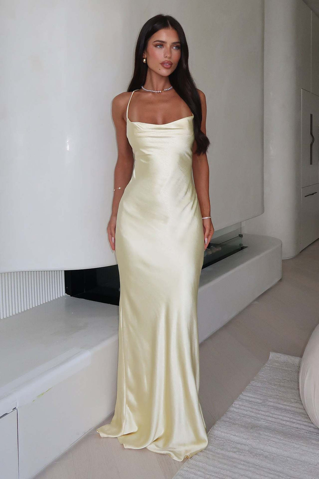 Damen Elegantes Satinabendkleid mit spaghettiträgern und fließendem Schnitt EB