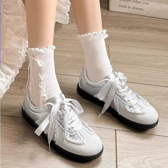 Damen Sneakers mit elegantem Satinband und feinen Häkelverzierungen EB