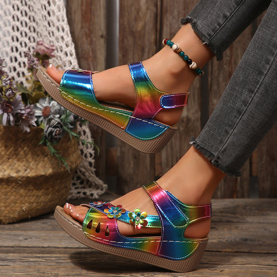 Damen Plateau-Sandalen mit floralen Akzenten und buntem Design EB