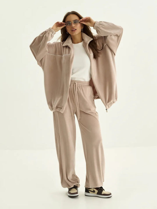 Damen Palazzo-Lounge-Set aus seidig-weichem Nicki mit hoher Kragenblende, Oversize-Passform und elastischer Bundhose Eichborn Berlin