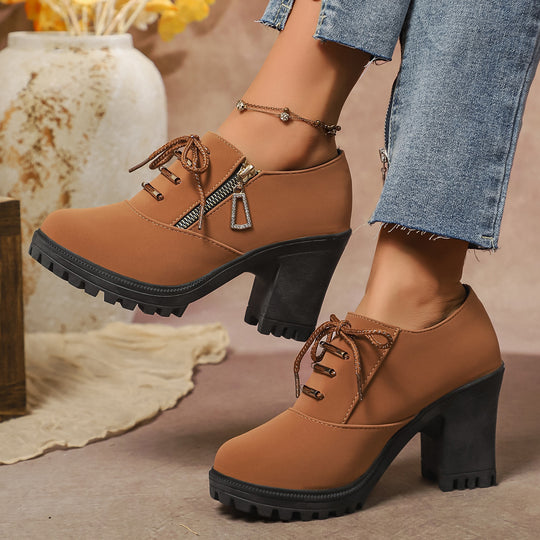 Damen nan elegante Schnür-Booties mit robustem Profilabsatz, seitlichem Reißverschluss und dekorativem Anhänger EB