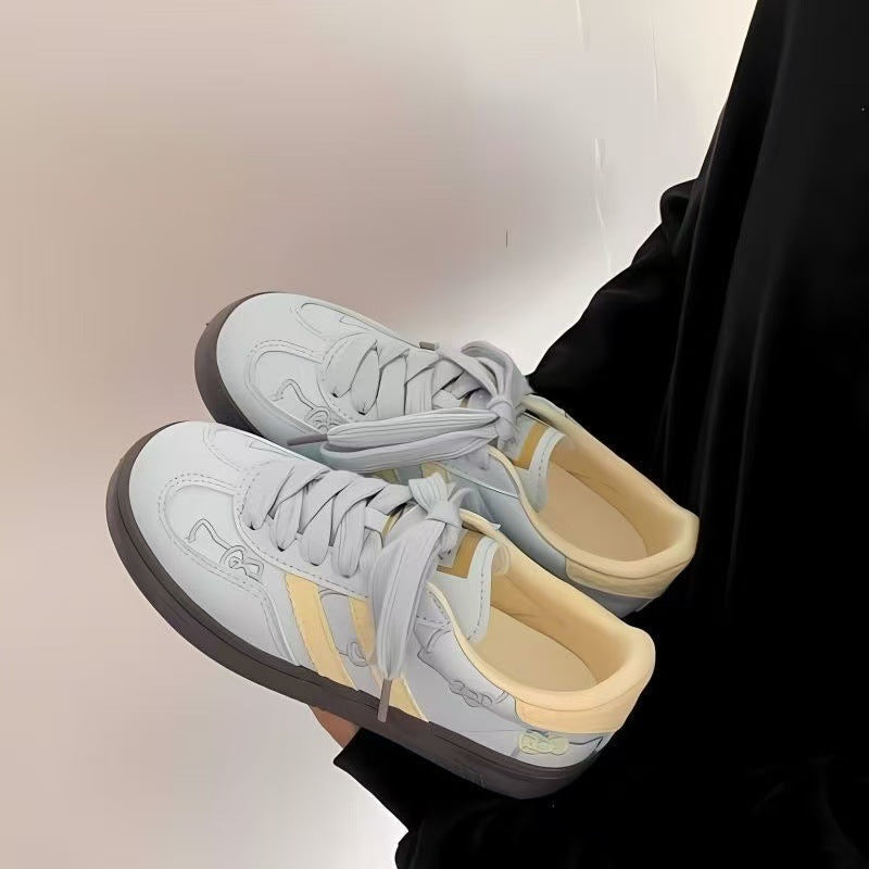 Damen Sneakers mit verspielten Blumenapplikationen und dämpfender Sohle EB