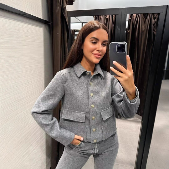 Damen Kurztaillierte Wolljacke mit Zierknöpfen und Pattentaschen EB