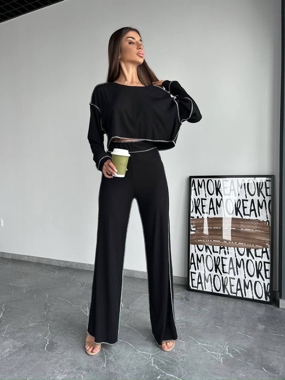 Damen Cropped Oversized-Sweatshirt mit Overlocknähten und High-Waist ausgestellter Hose Set Eichborn Berlin