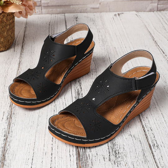 Damen Wedge-Sandalen mit luftigen Cut-Outs und verstellbarem Riemen EB