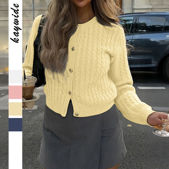 Damen nan cropped Zopfstrick-Strickjacke mit dekorativen Medaillonknöpfen und Rundhalsausschnitt EB