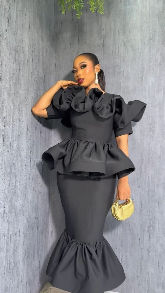 Damen Figurbetontes Kleid mit extravaganten Rüschen und schickem Schößchen EB