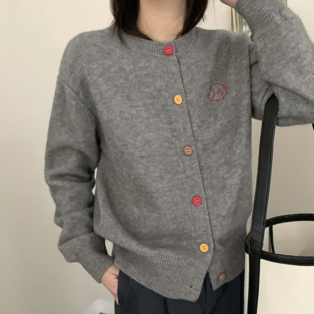 Damen kuschelige Strickjacke mit knöpfbarem Ausschnitt und gesticktem Motiv EB