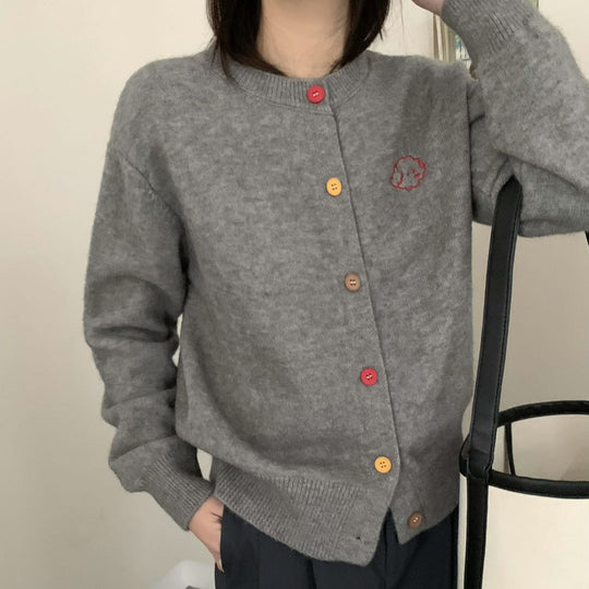 Damen kuschelige Strickjacke mit knöpfbarem Ausschnitt und gesticktem Motiv EB