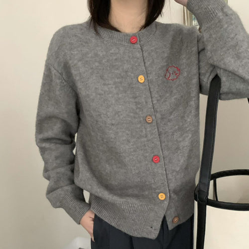 Damen kuschelige Strickjacke mit knöpfbarem Ausschnitt und gesticktem Motiv EB
