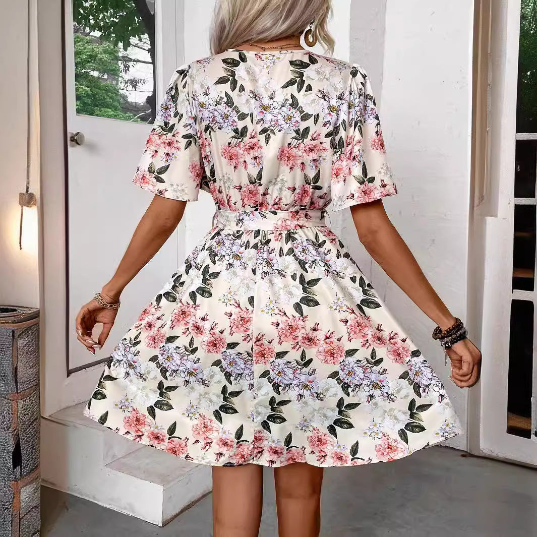 Damen Wickelkleid mit floralen Mustern und verspieltem Saum EB