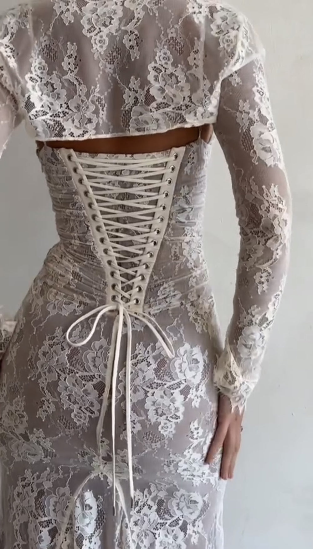 Damen Maxikleid aus zarter Spitze mit langen Ärmeln EB