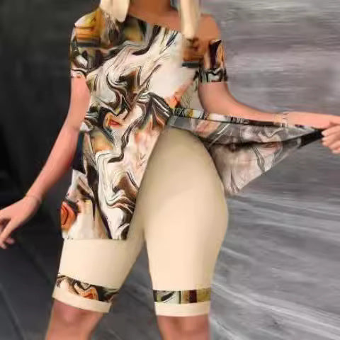 Damen Sportliches Oberteil mit schickem asymmetrischen Schnitt und Figur betonten Shorts EB