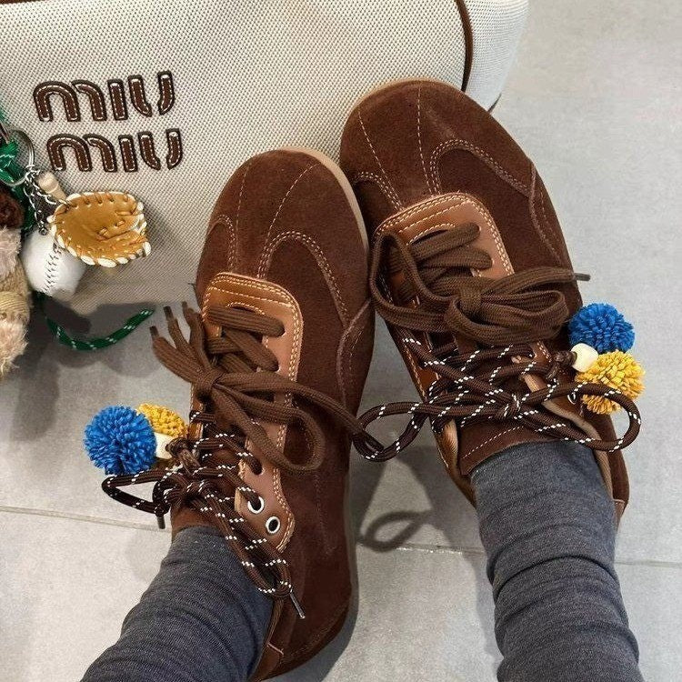 Damen Sneaker mit bunten dekorativen Pompons und hochwertigem Wildleder EB