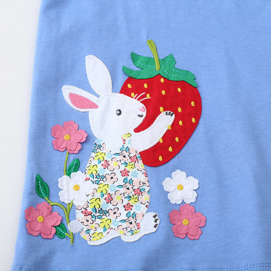 Mädchen Freizeitkleid mit niedlichem Hasen- und Erdbeer-Motiv EB