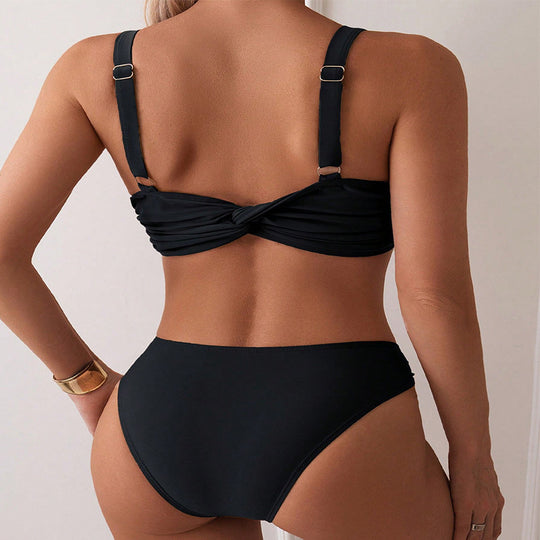 Damen eleganter Bikini mit dekorativen Goldakzenten und einzigartigem Design EB
