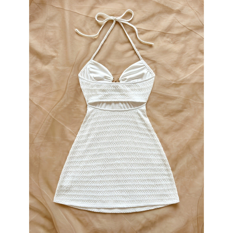 Damen Strandkleid mit raffinierten Trägern und dekorativem Schlitz EB