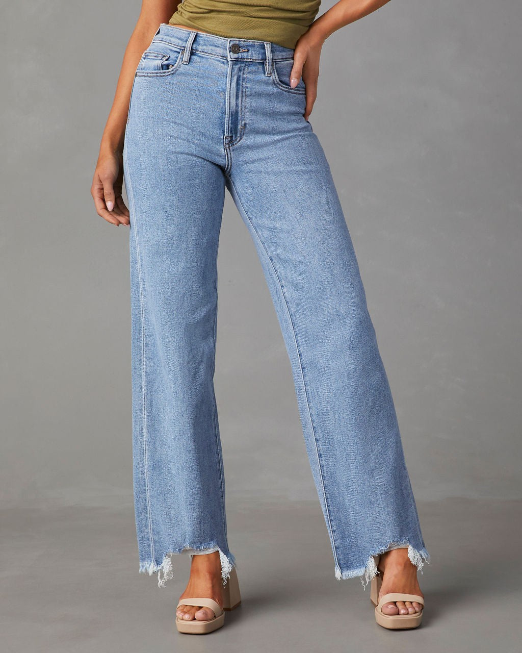 Damen Weite Jeans mit fransigem Saum EB