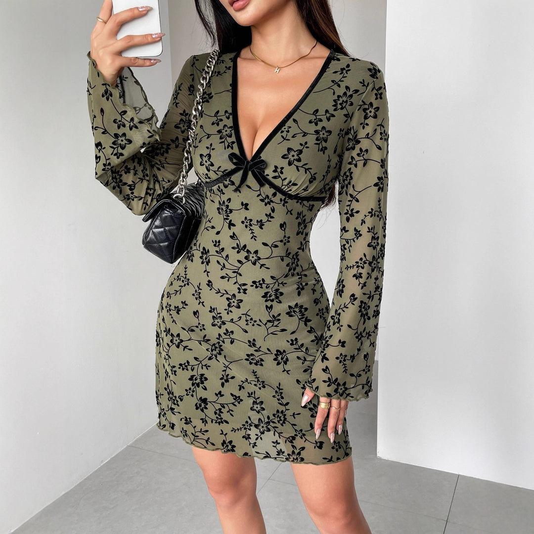 Damen nan tailliertes Netzstoff-Minikleid mit Samtflock-Blütenmuster, tiefem V-Ausschnitt und Schleifenapplikation EB