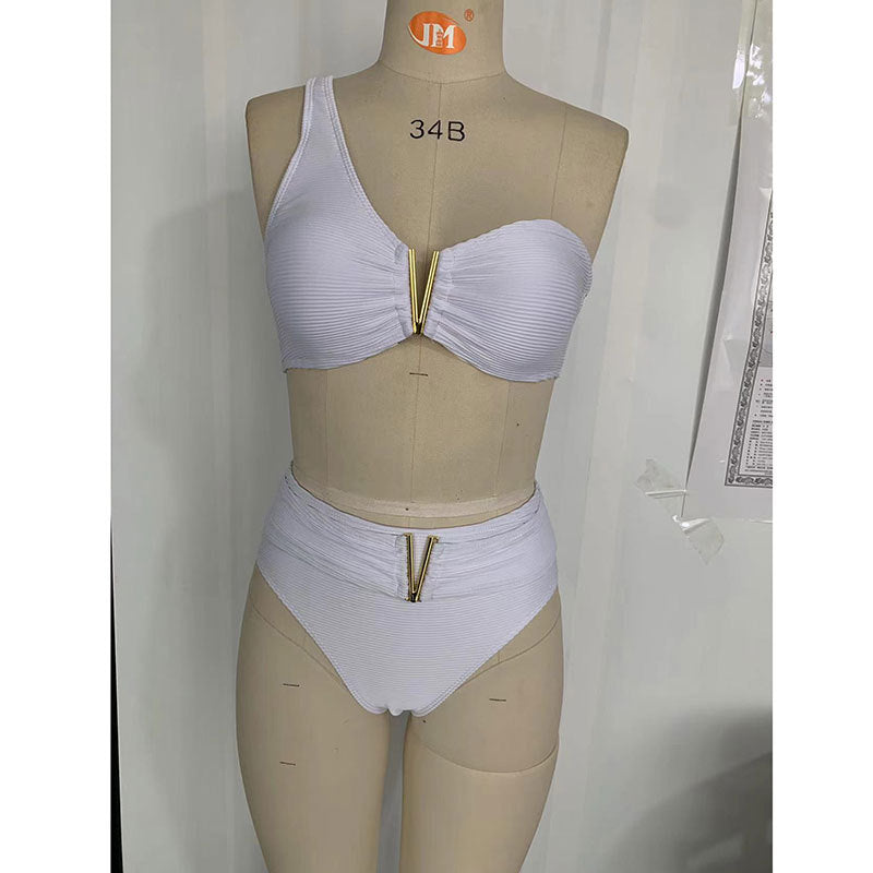 Damen Hoch geschnittenes Bikiniset mit asymmetrischem Oberteil und goldenen Akzenten EB