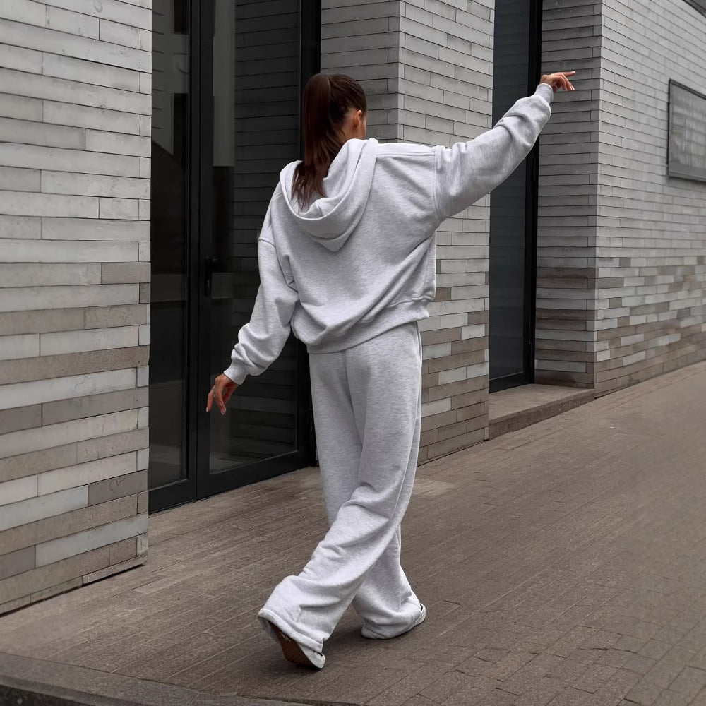Damen extraweites Relaxed-Fleece-Set mit überlanger Kapuzenzipjacke und fließender Hose mit hohem Bund Eichborn Berlin
