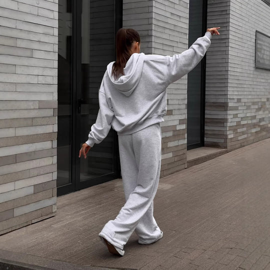 Damen extraweites Relaxed-Fleece-Set mit überlanger Kapuzenzipjacke und fließender Hose mit hohem Bund Eichborn Berlin