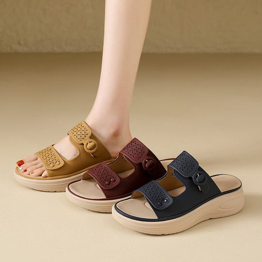 Damen Bequeme und modische Riemensandalen mit perforierten Details EB