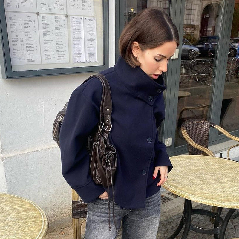 Damen Kurze Jacke mit hohem Kragen und Knopfverschluss EB
