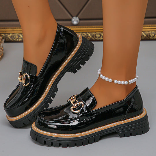 Damen  glänzende Lack-Loafer mit dekorativer Metallspange und profilierter Traktorsohle EB