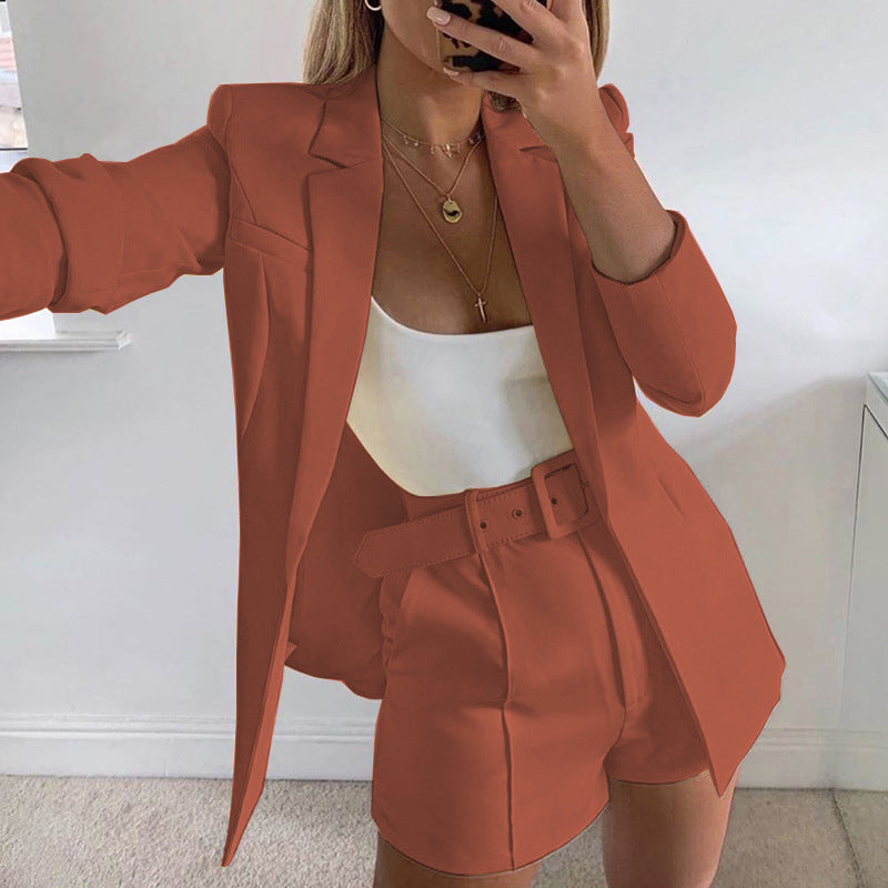 Damen nan tailliertes Longblazer-Shorts Set mit betonter Schulterpartie, hoher Taille und breitem Gürtel EB