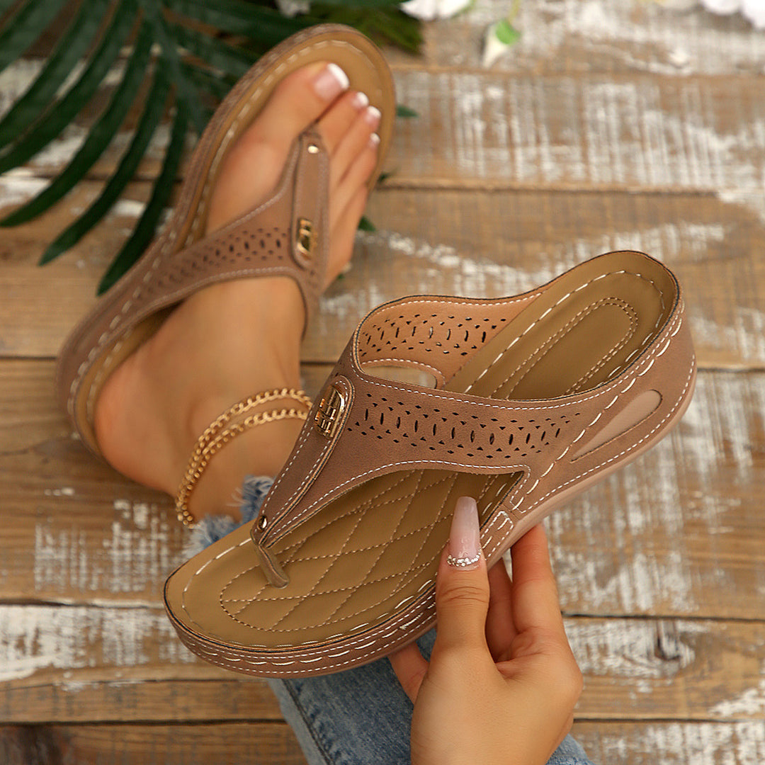 Damen Zehentrenner-Sandalen mit perforierter Oberfläche und Komfortfußbett EB
