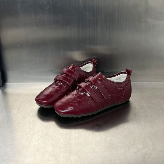 Damen Sneaker mit praktischem Klettverschluss und glänzender Oberfläche EB