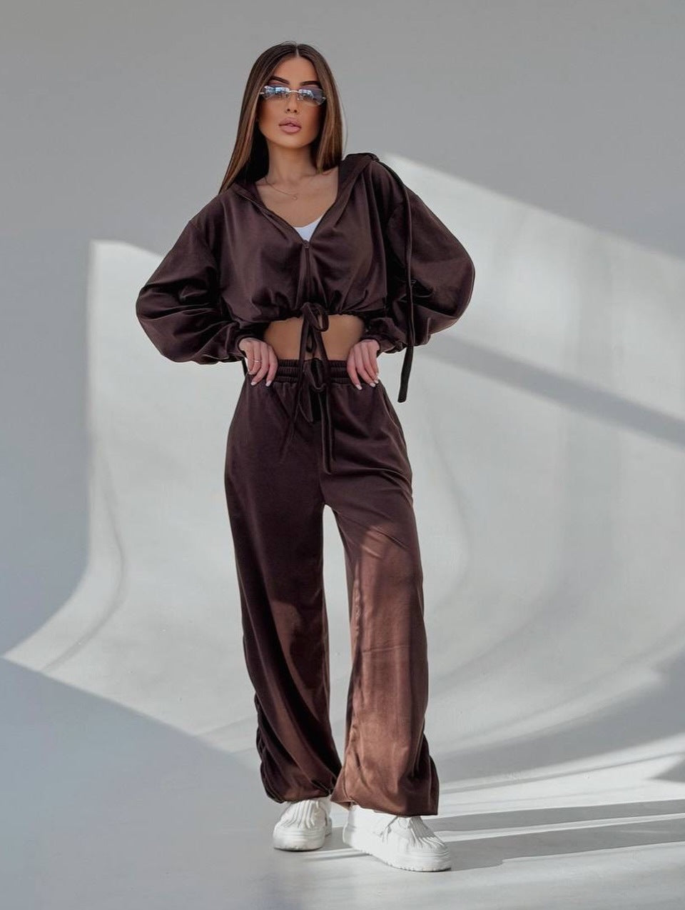 Damen Cropped Kapuzen-Sweatshirt mit Kordelzug am Saum und weite Raffung-Loungehose Eichborn Berlin