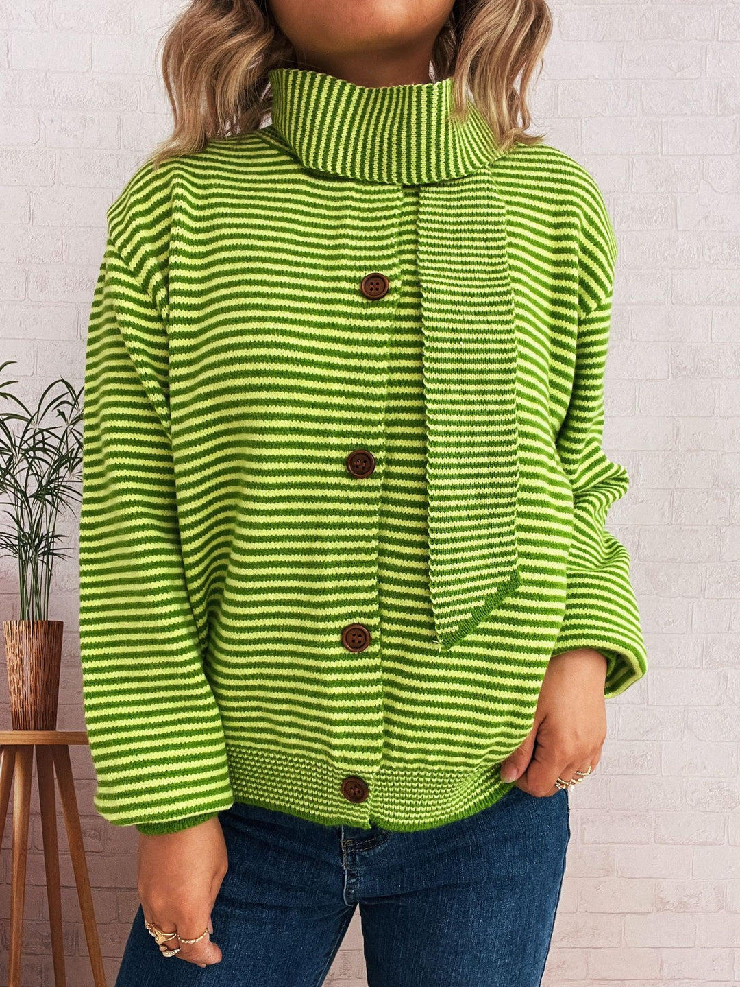 Damen gestreifte Strickjacke mit modernem Kragen und Knopfverschluss EB