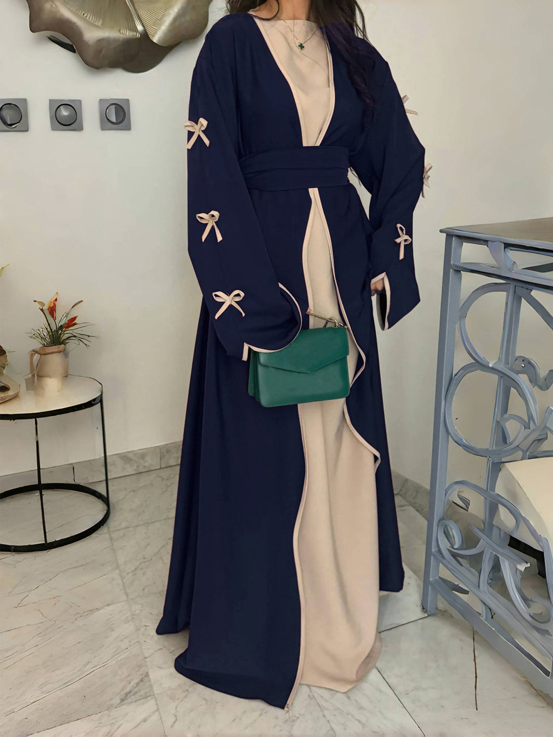 Damen nan elegante Abaya-Kaftan mit weitem Trompetenärmel, kontrastierender Passe und Wickelgürtel EB