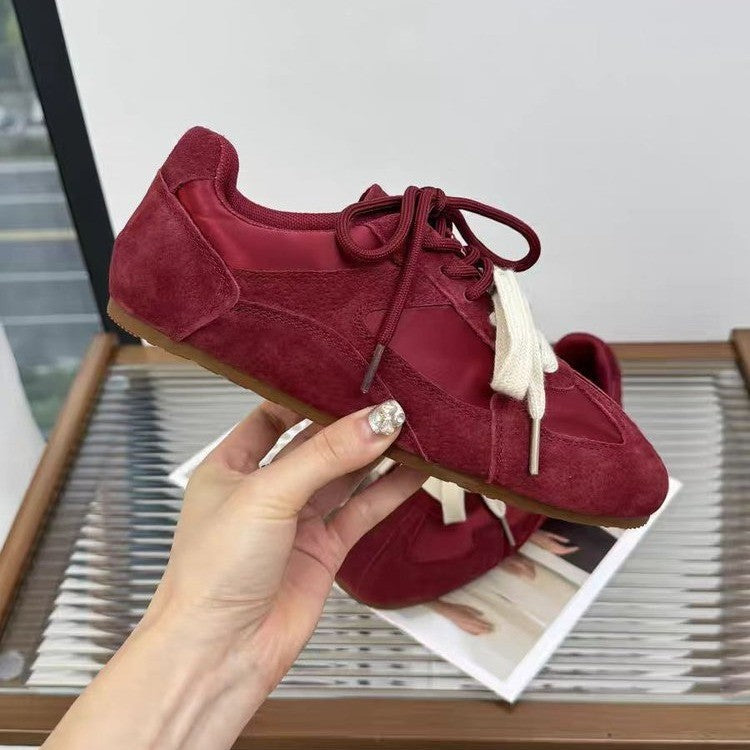 Damen Sportliche Sneakers mit weichem Wildleder-Obermaterial und modischem Schnürsystem EB