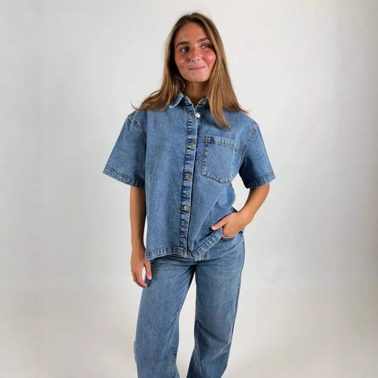 Damen Oversized Denim-Hemd mit kurzen Ärmeln und aufgesetzten Taschen EB